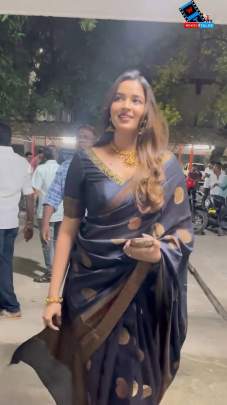 EXCLUSIVE JACQUARD BORDER.