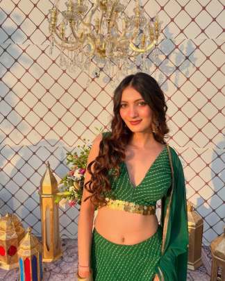 Elegant Bandhani Bliss with Golden Touch